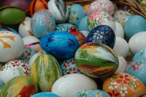 Színes Húsvéti Tojás Kosárban — Stock Fotó