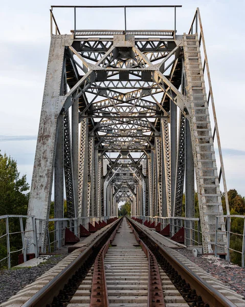 Nehrin Üzerindeki Demiryolu Köprüsü — Stok fotoğraf