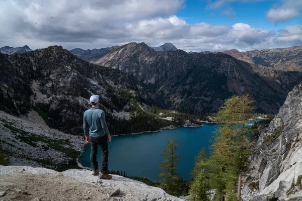 Hombre Con Una Chaqueta Mirando Lago — Foto de Stock