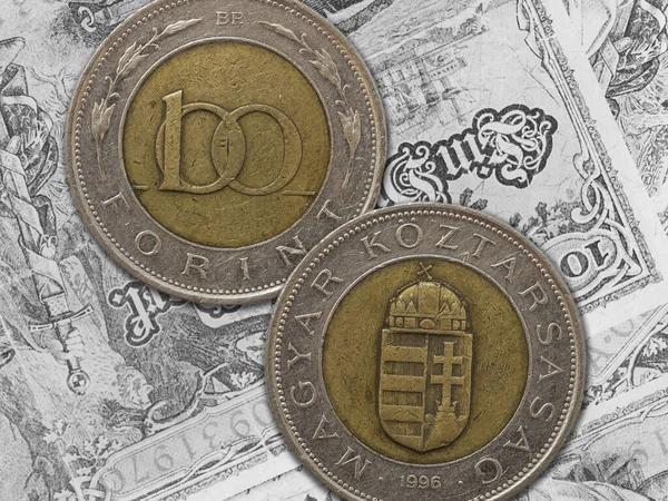 100 Forint Monety Izolowane Czarnym Tle — Zdjęcie stockowe