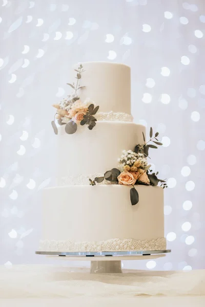 Pastel Boda Con Flores Blancas Azules — Foto de Stock