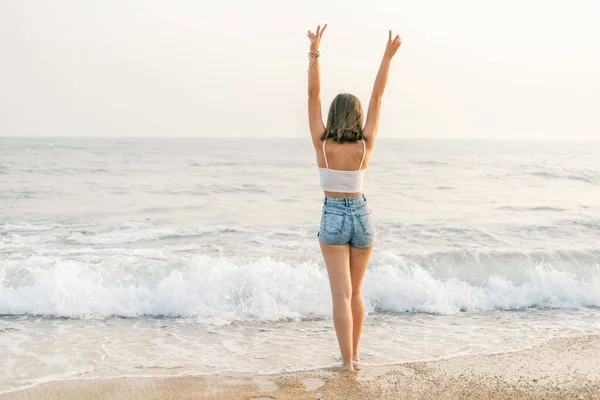 Young Woman Standing Beach — Stock Photo, Image