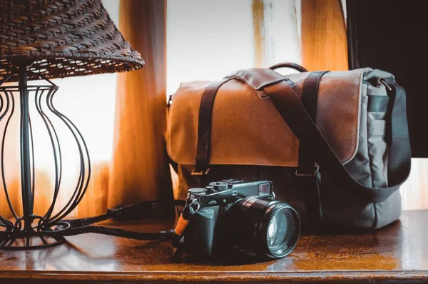 Reisekonzept Reisende Mit Kamera Und Rucksack Auf Holzgrund — Stockfoto