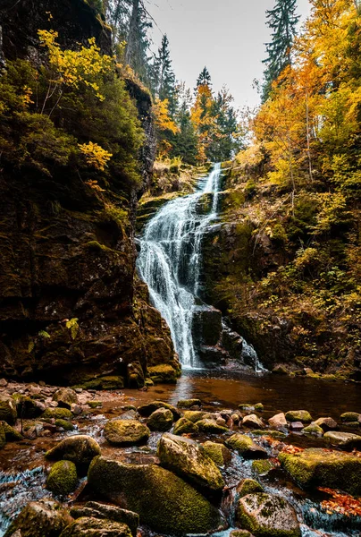 Красивый Осенний Пейзаж Водопадом — стоковое фото