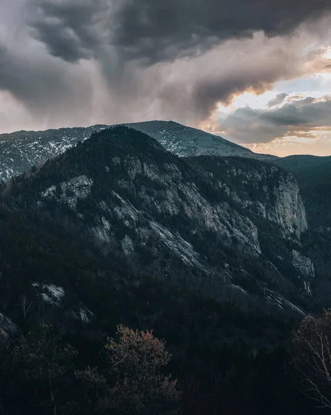 Bela Paisagem Com Montanhas Nuvens — Fotografia de Stock