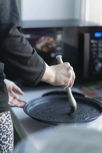 Mujer Cocinando Cocina — Foto de Stock