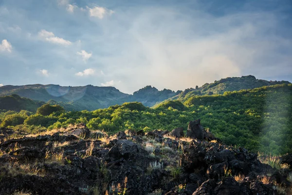 Dağları Mavi Gökyüzü Olan Güzel Bir Manzara — Stok fotoğraf