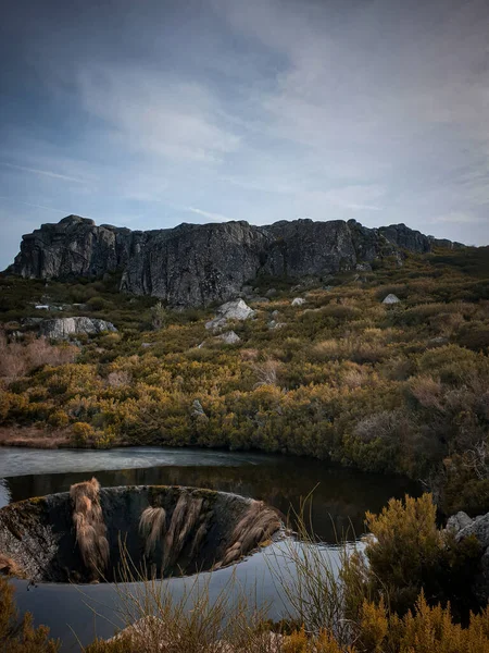 背景に湖がある美しい風景 — ストック写真