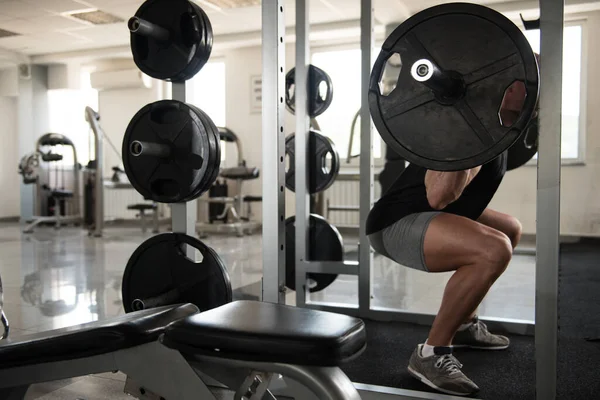 Hombre Musculoso Con Barra Gimnasio —  Fotos de Stock