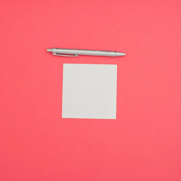 Λευκό Χαρτί Ροζ Φόντο — Φωτογραφία Αρχείου