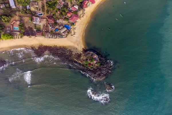 Воздушный Вид Пляж Зеленым Морем Голубым Небом — стоковое фото