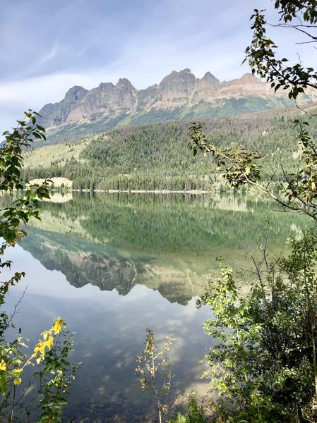 湖と山の美しい風景 — ストック写真