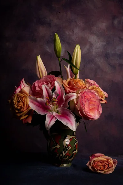 Gyönyörű Csokor Virág Egy Sötét Háttér — Stock Fotó