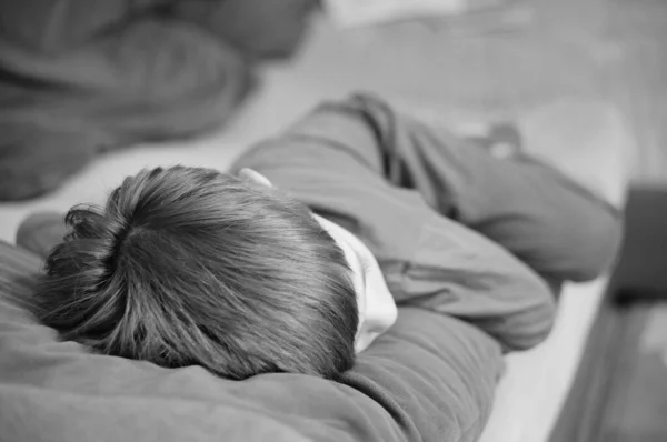 Ένα Νεαρό Αγόρι Κοιμάται Μια Κούνια — Φωτογραφία Αρχείου