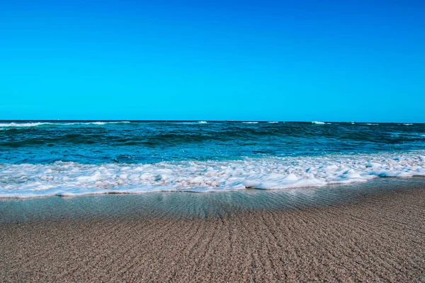 Bela Costa Mar Com Céu Azul — Fotografia de Stock