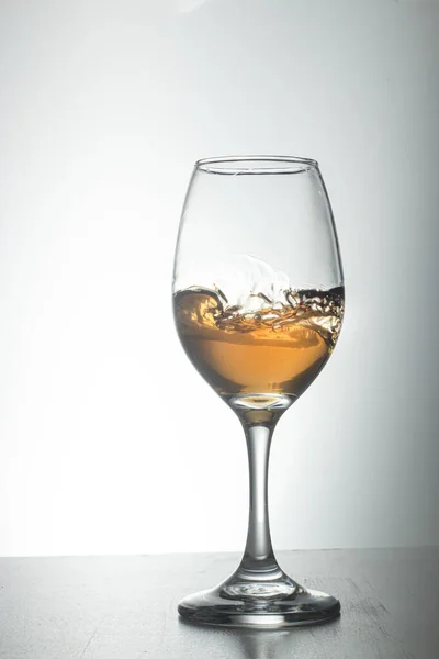 白い背景に氷のキューブを持つウイスキーのガラス — ストック写真