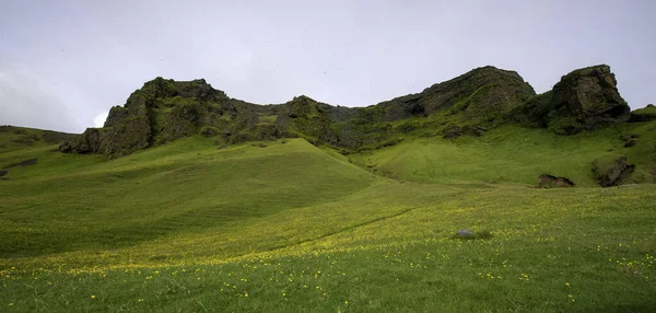 山と湖がある美しい風景 — ストック写真