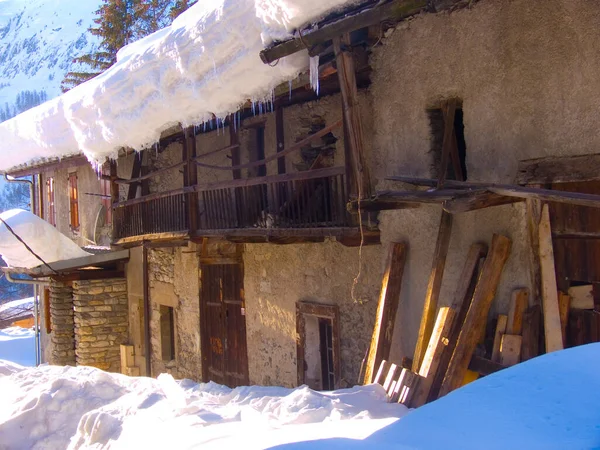 山の古い木造住宅 — ストック写真