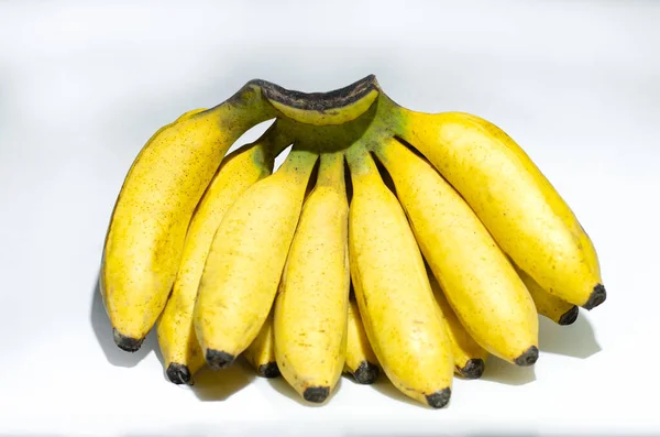 白い背景の上の新鮮な熟したバナナ — ストック写真