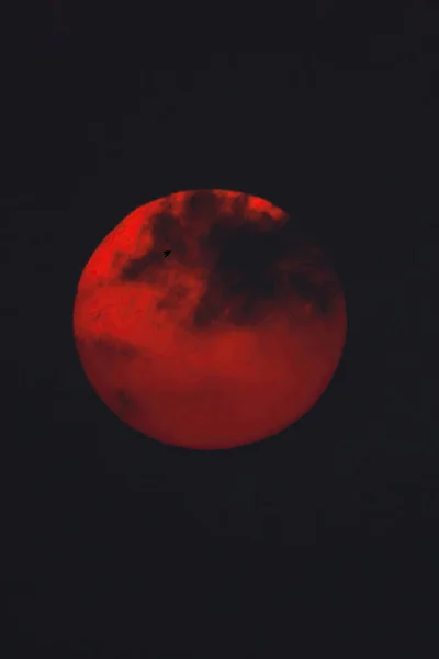 Όμορφο Κόκκινο Φεγγάρι Στο Νυχτερινό Ουρανό — Φωτογραφία Αρχείου
