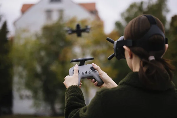 Giovane Donna Con Drone Sullo Sfondo Della Casa — Foto Stock