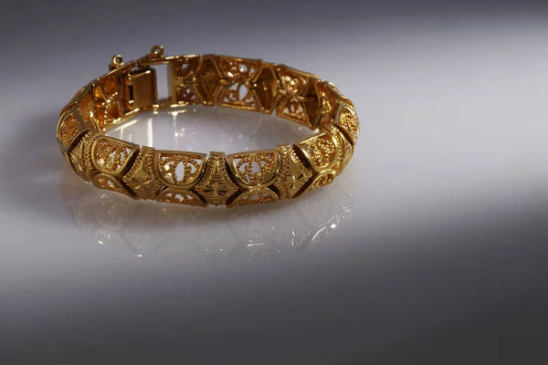 Renderelés Egy Arany Gyűrű Egy Gyémánt Egy Fekete Háttér — Stock Fotó