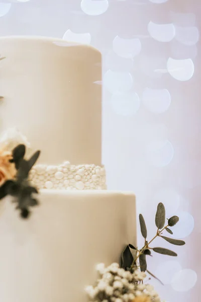 白いバラと花のウェディングケーキ — ストック写真