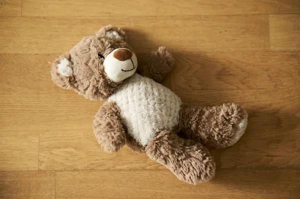 Teddybjörn Med Leksak Trä Bakgrund — Stockfoto