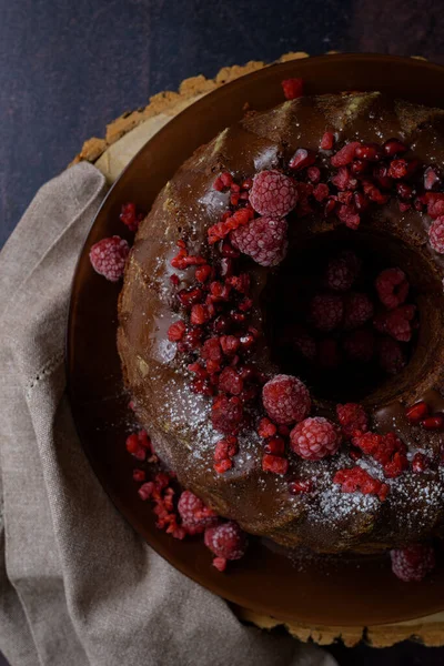 ラズベリーと粉砂糖入りの自家製チョコレートケーキ トップビュー — ストック写真