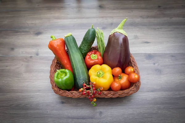 Assortiment Van Verschillende Soorten Verse Rijpe Groenten Fruit — Stockfoto