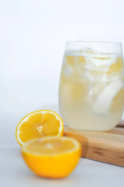 Свіжий Лимонний Сік Склянці Білому Фоні — стокове фото