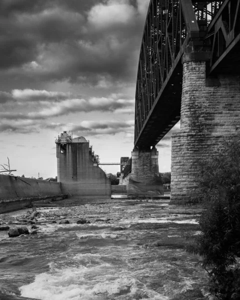 河上大桥的黑白照片 — 图库照片