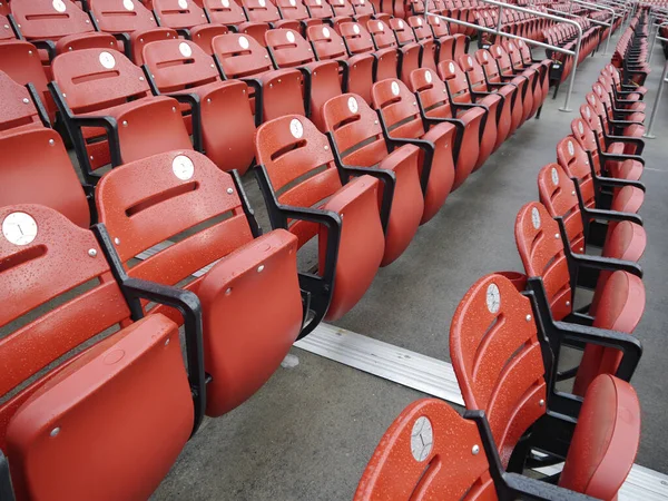 경기장에 붉은색 의자들 — 스톡 사진