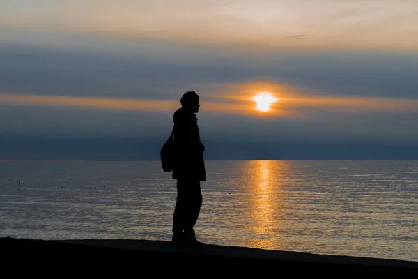 Silhouette Uomo Con Uno Zaino Sulla Spiaggia — Foto Stock