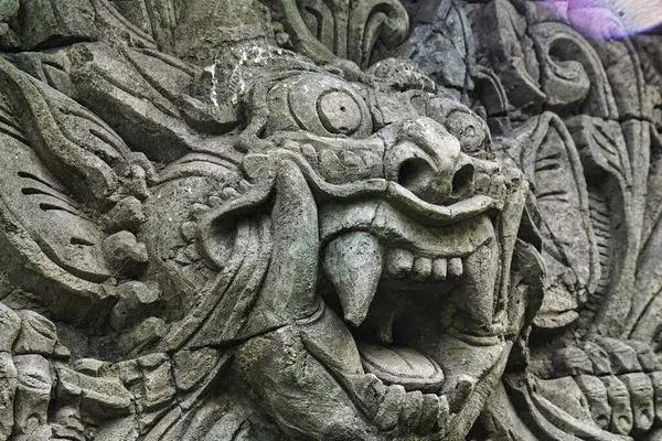 カンボジアのアンコールワットの寺院の古代の石の彫刻 — ストック写真