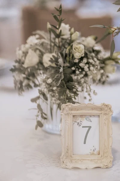 Schöner Hochzeitsstrauß Auf Dem Tisch — Stockfoto