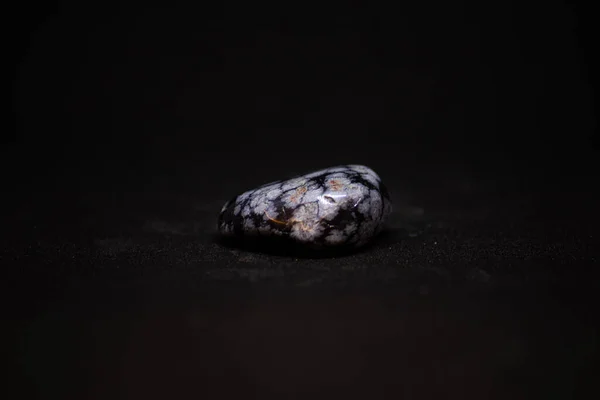 Макроснимок Куска Породы Черном Фоне — стоковое фото