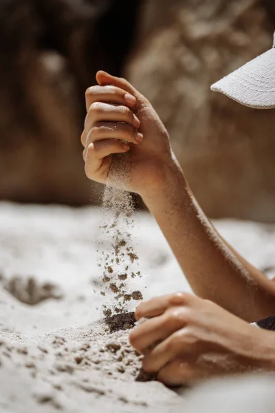 Zbliżenie Rąk Kobiety Robiącej Kawałek Mąki Plaży — Zdjęcie stockowe