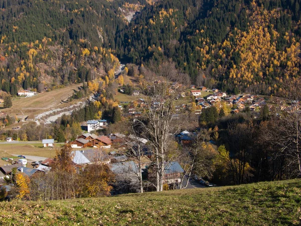 山村のある美しい秋の風景 — ストック写真