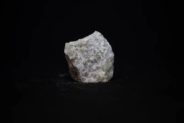 Siyah Arkaplanda Kayanın Makro Görüntüsü — Stok fotoğraf