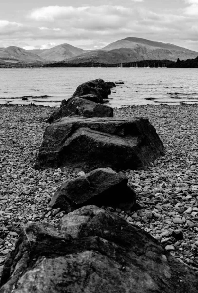 Černobílá Fotografie Krásného Moře Skalami Jezerem — Stock fotografie