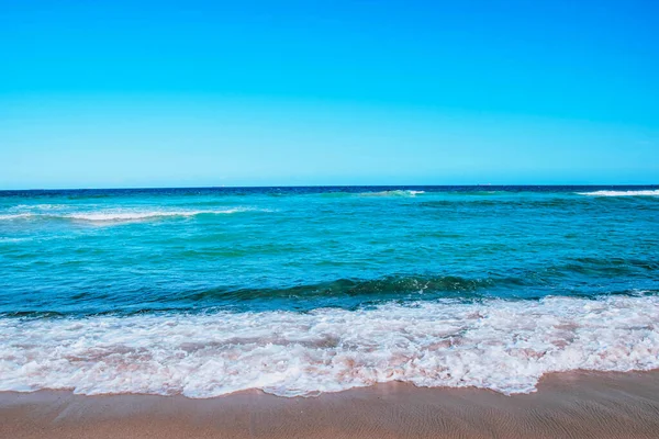 Bela Praia Com Ondas Mar Céu Azul — Fotografia de Stock