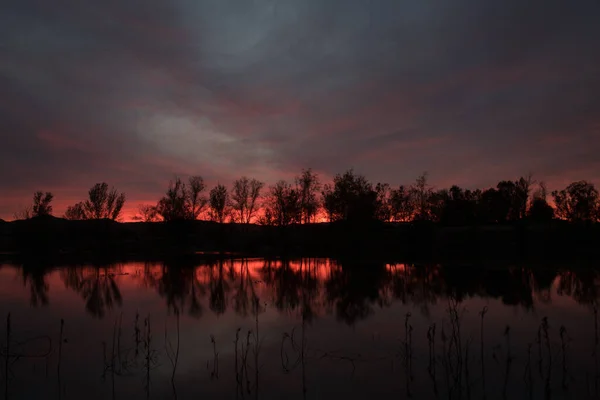 Hermoso Atardecer Sobre Lago —  Fotos de Stock