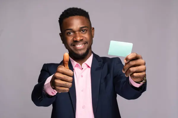 Mladý Africký Američan Kreditní Kartou Šťastný Obličej Úsměvem Dívá Stranu — Stock fotografie
