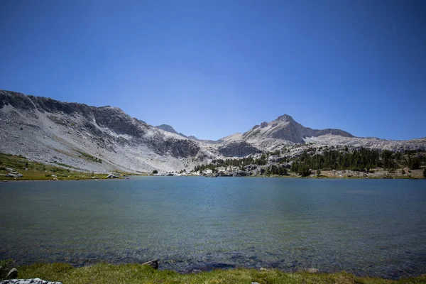 Beau Paysage Lac Dans Les Montagnes — Photo
