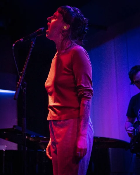 Jeune Femme Avec Microphone Dans Boîte Nuit — Photo