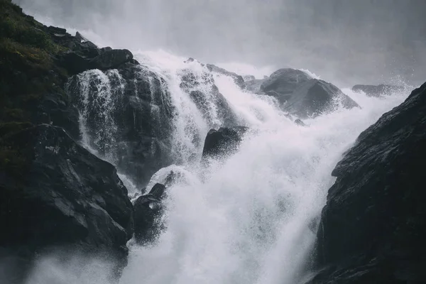 Bela Cachoeira Nas Montanhas — Fotografia de Stock