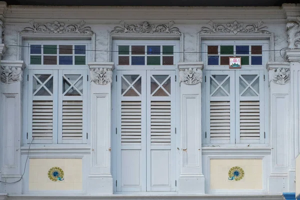 Janela Madeira Velha Com Uma Parede Branca — Fotografia de Stock