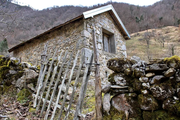 Stary Drewniany Dom Górach — Zdjęcie stockowe