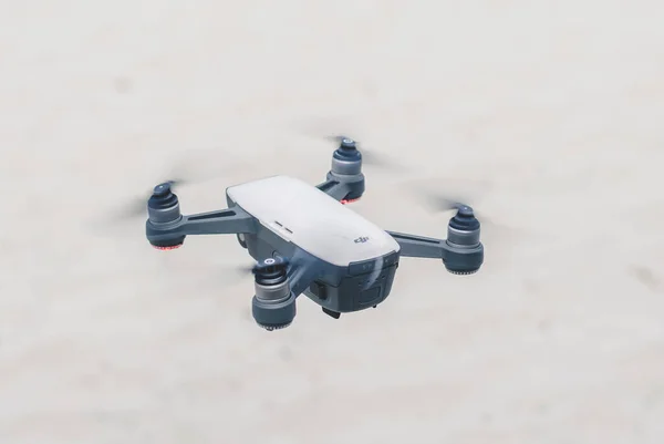 Drone Quadrocopter Acoperișul Casei — Fotografie, imagine de stoc